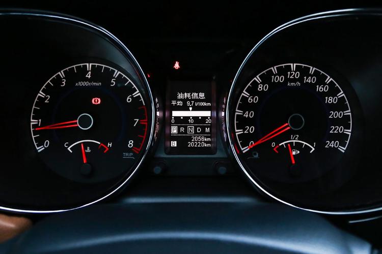 启辰t702.0l cvt 睿享运动版仪表盘